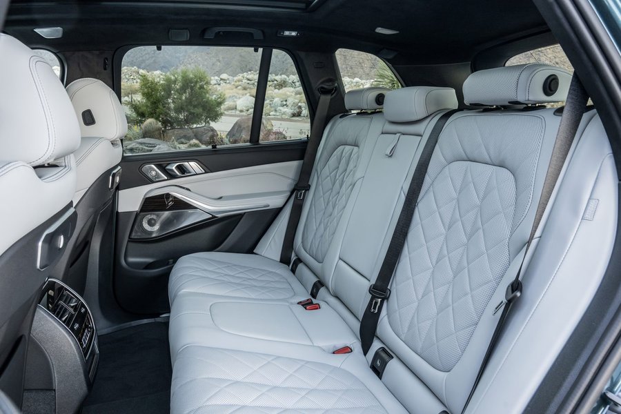 BMW X5 G65 2027 — banchetă spate cu tapițerie quilted