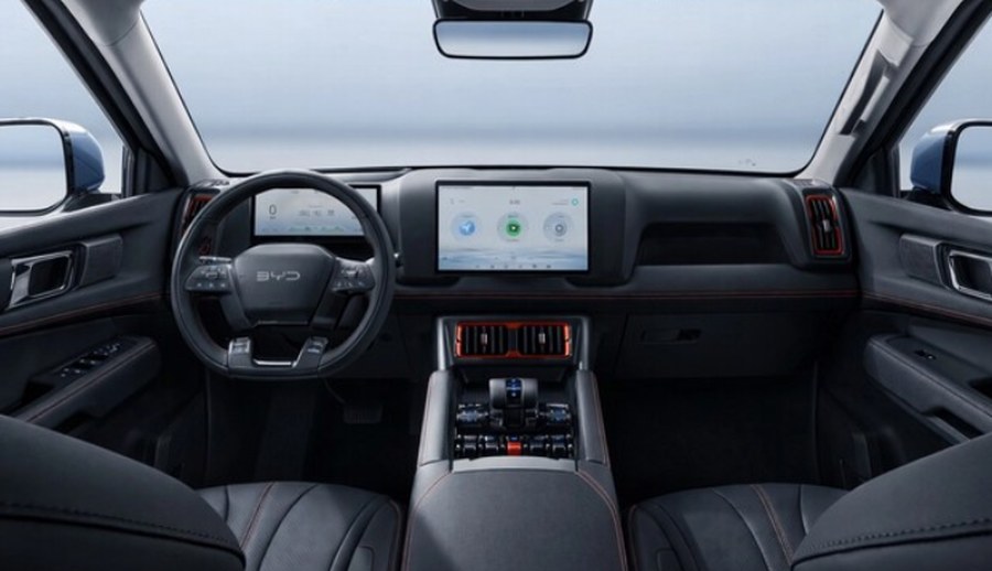 Interiorul BYD Shark, bord și ecran central