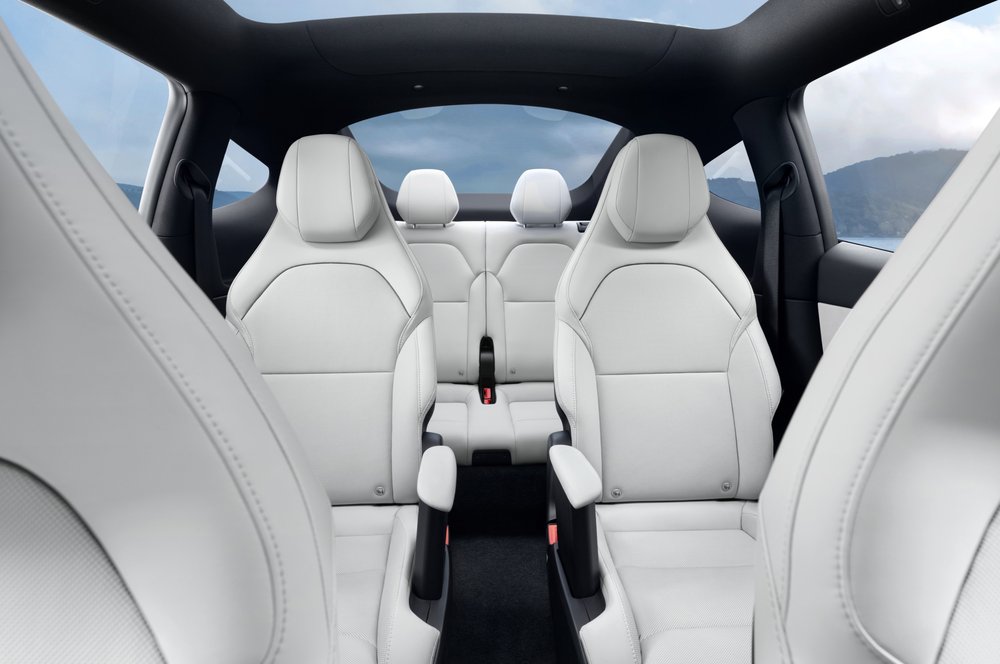 Interiorul Tesla Model Y L, vedere spre rândul doi și trei de scaune